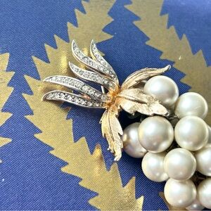 vintage Boucheron faux pearl pin